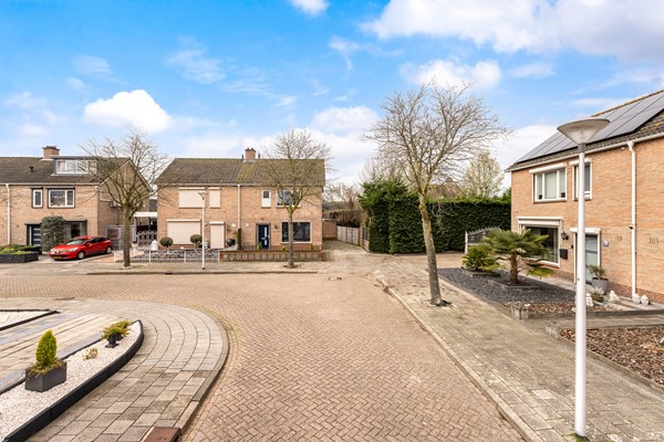 Foto - Te koop: Ruime 2-onder-1-kapwoning met dubbele garage, eigen oprit en fijne tuin